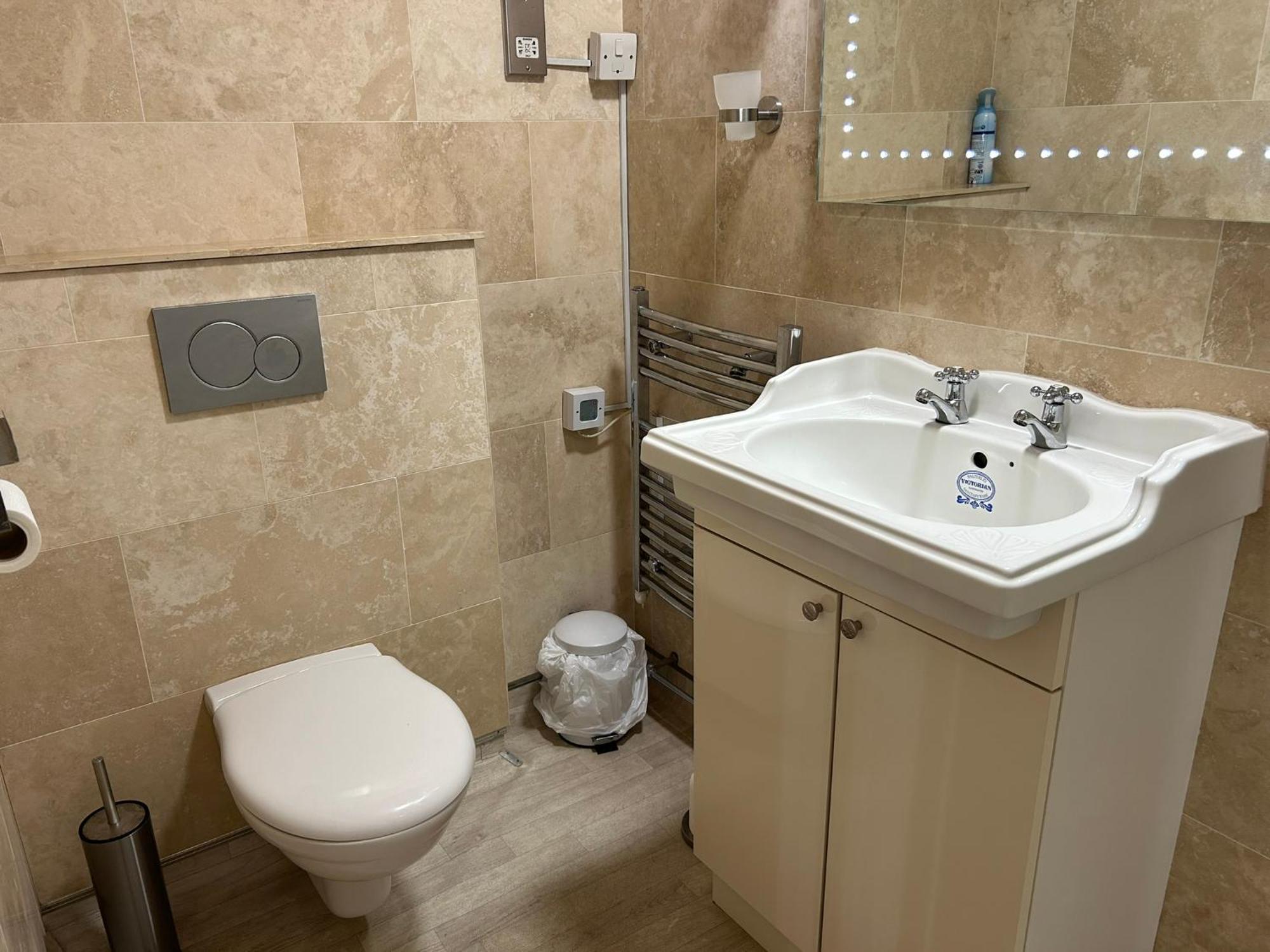 Oakwood Bed And Breakfast Heathrow Хилингдън Екстериор снимка
