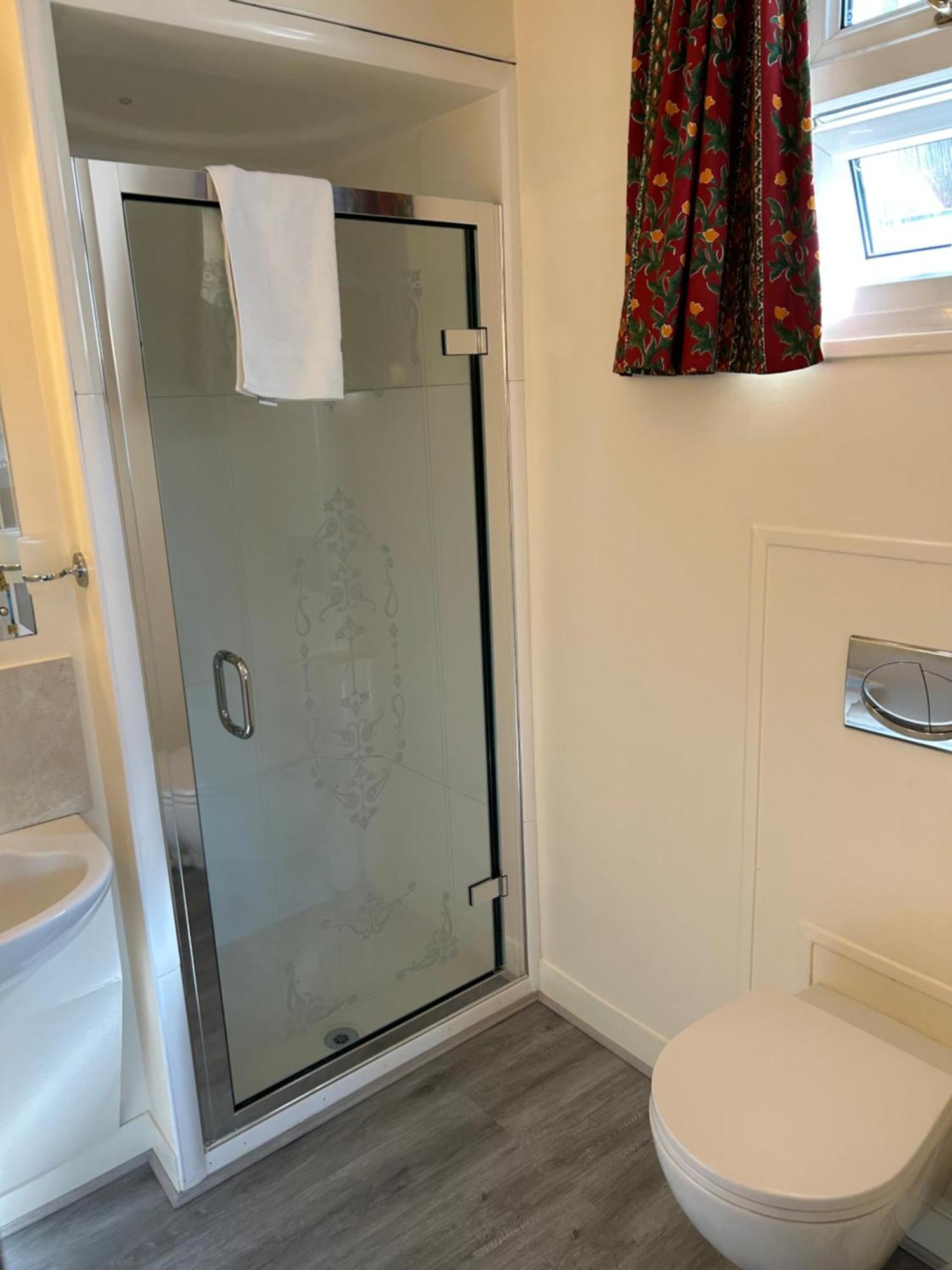 Oakwood Bed And Breakfast Heathrow Хилингдън Екстериор снимка