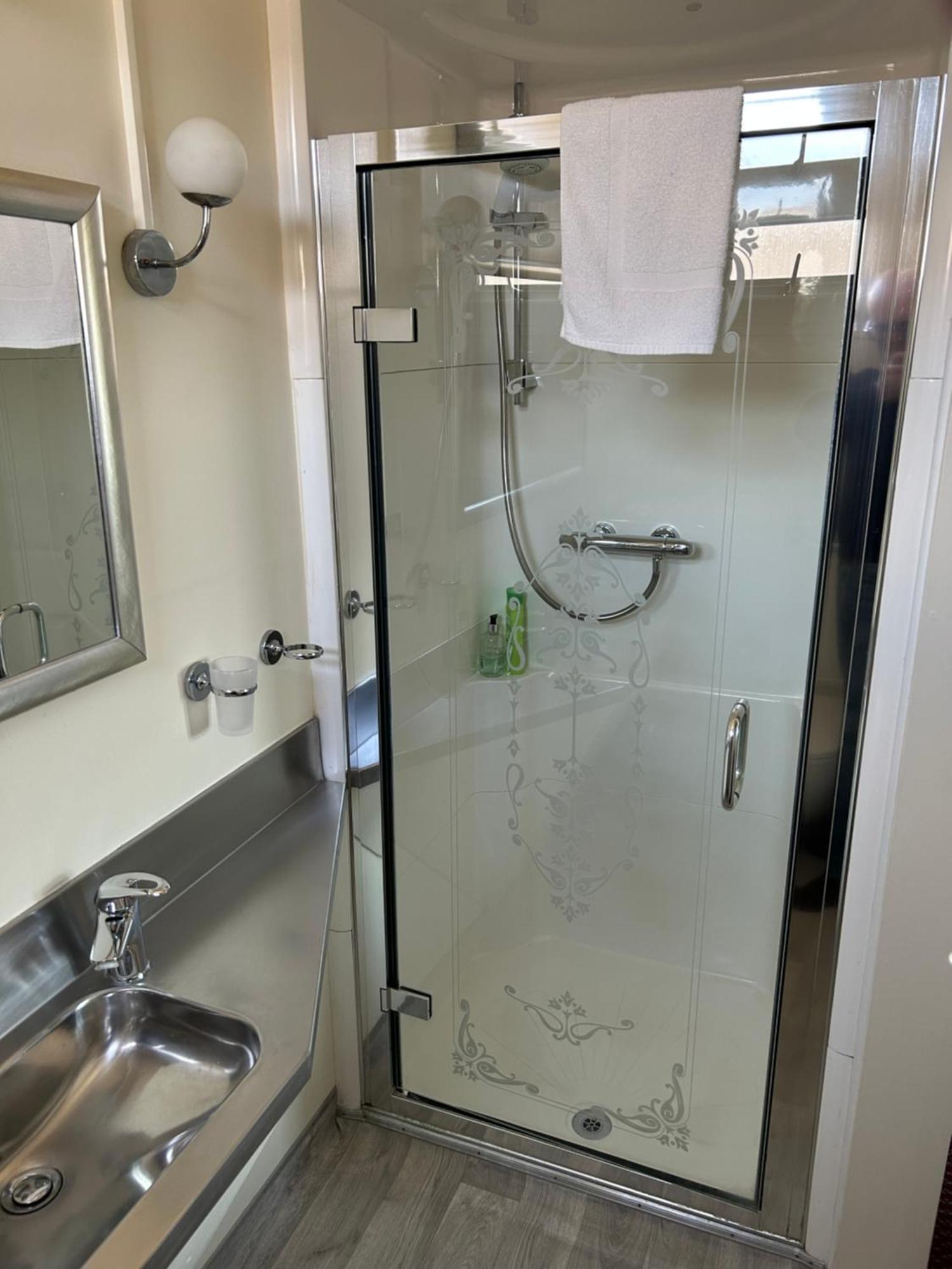 Oakwood Bed And Breakfast Heathrow Хилингдън Екстериор снимка