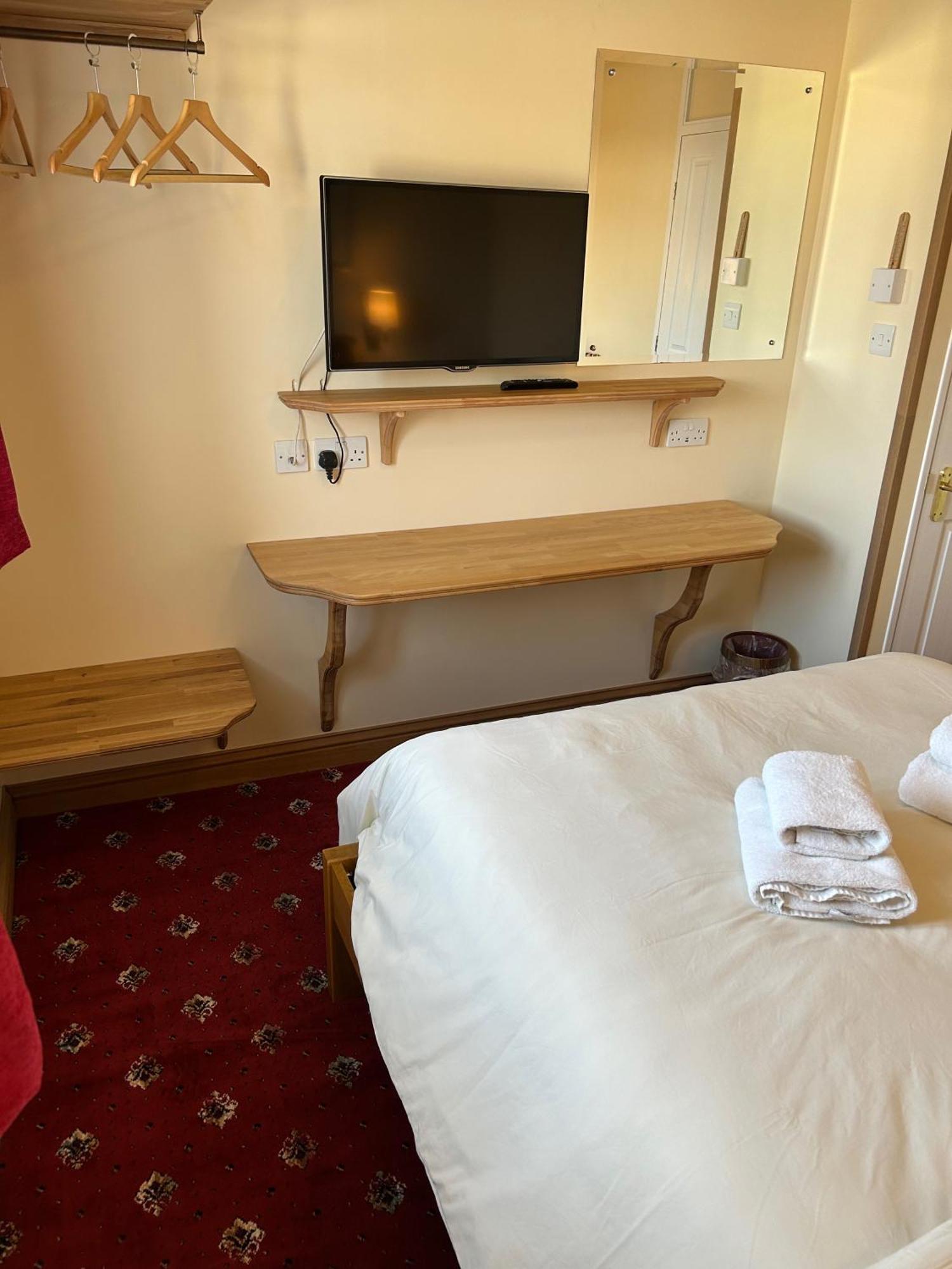 Oakwood Bed And Breakfast Heathrow Хилингдън Екстериор снимка