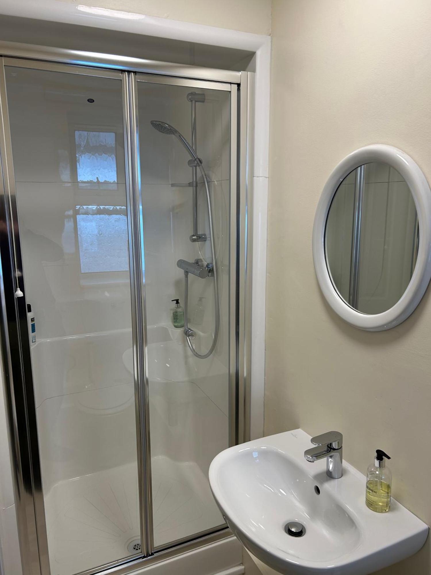 Oakwood Bed And Breakfast Heathrow Хилингдън Екстериор снимка