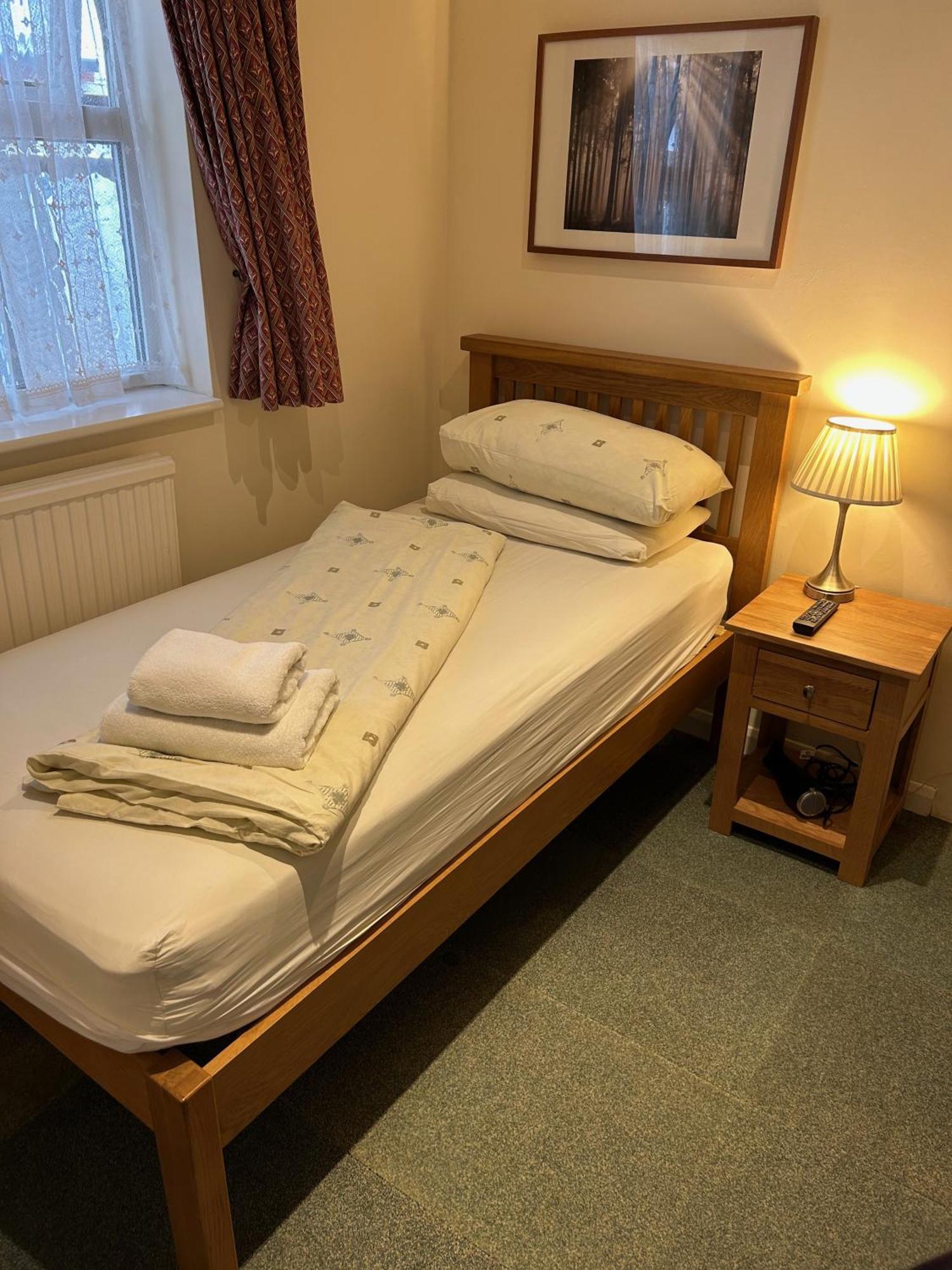Oakwood Bed And Breakfast Heathrow Хилингдън Екстериор снимка