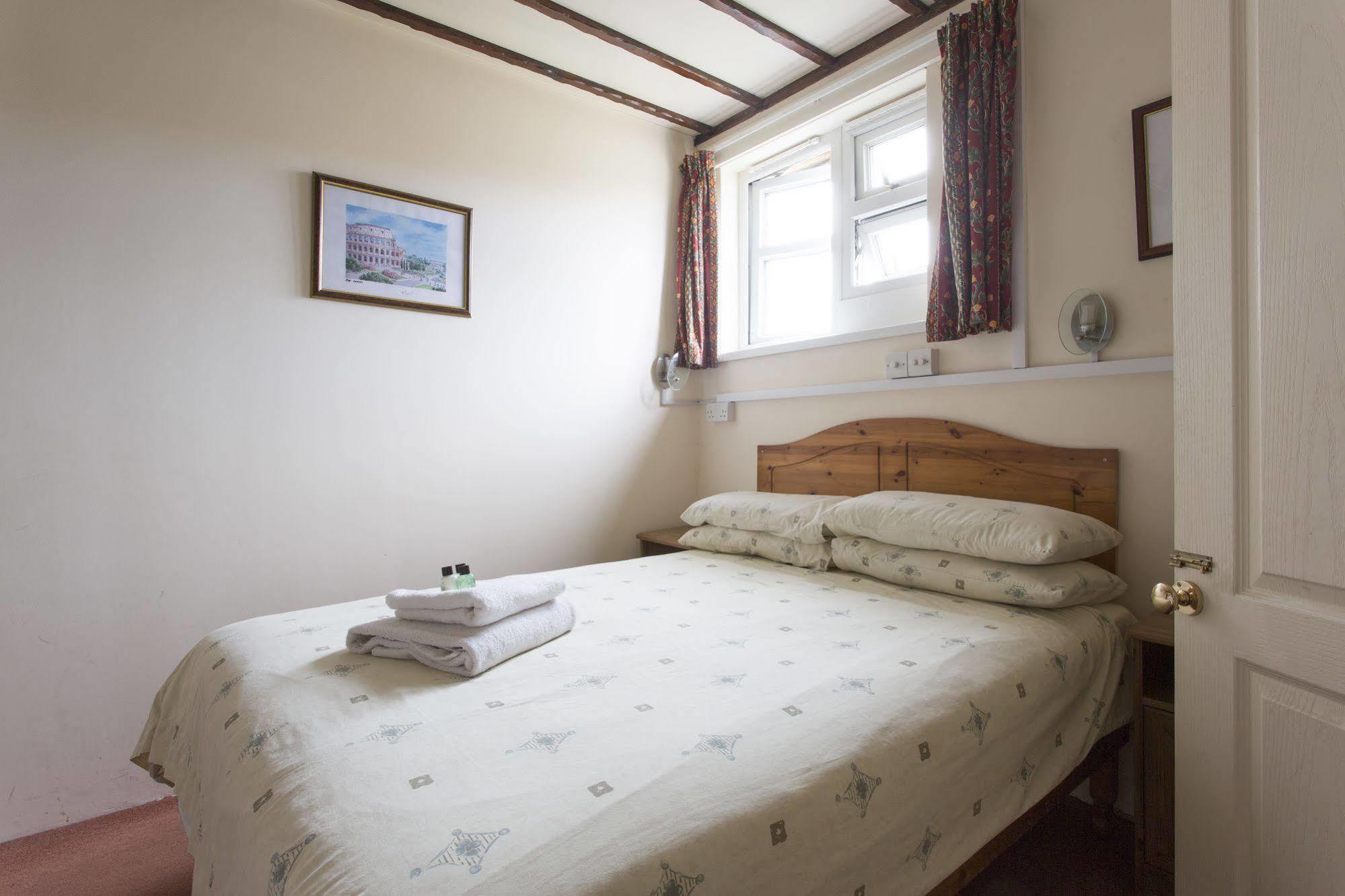 Oakwood Bed And Breakfast Heathrow Хилингдън Екстериор снимка